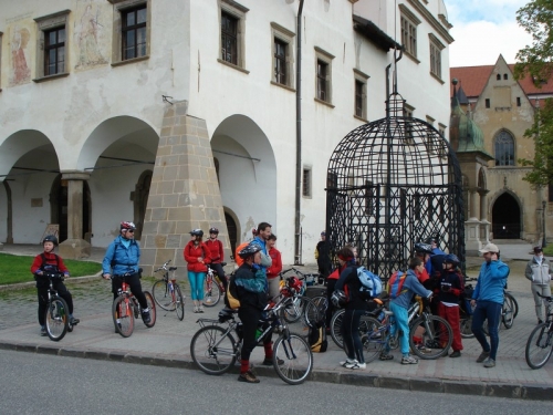 V centre Levoči pri klietke hanby